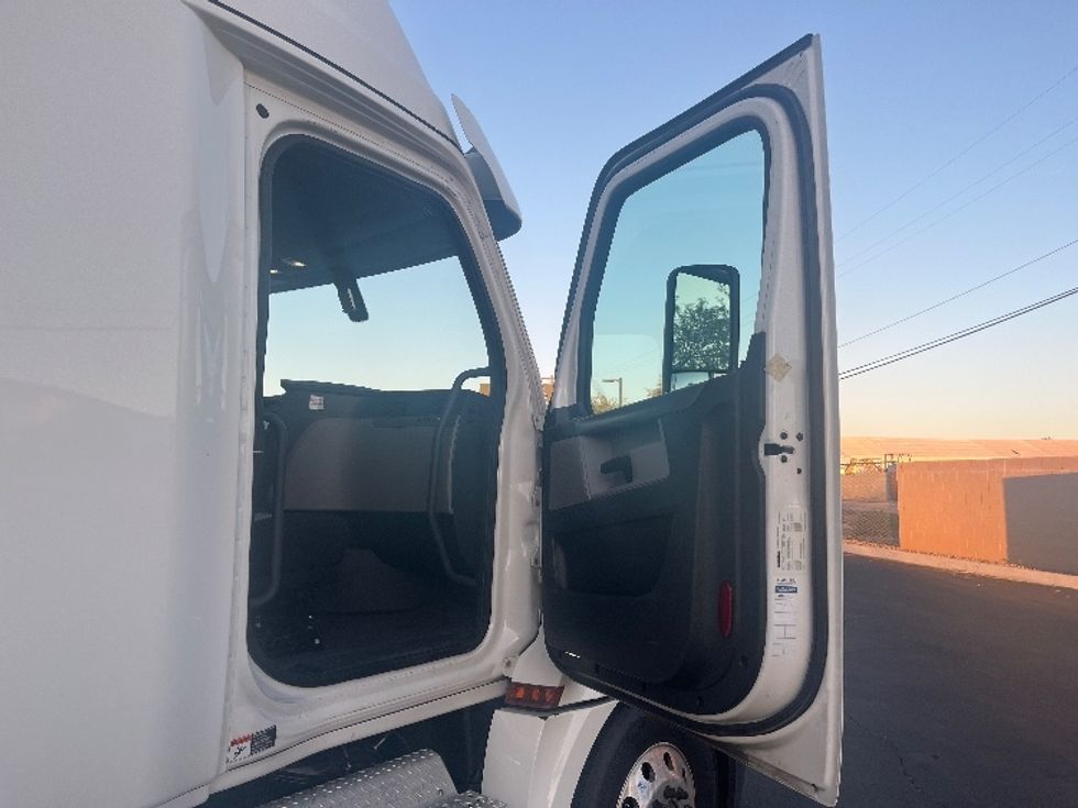 Sleeper Tractor-Heavy Duty Tractors-Freightliner-2020-T12664ST-Phoenix-AZ-643,915\n\t\tmiles-$ 57,000 - Image 13