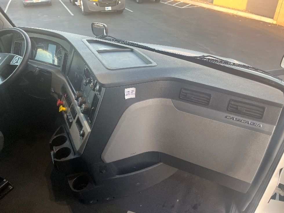 Sleeper Tractor-Heavy Duty Tractors-Freightliner-2020-T12664ST-Phoenix-AZ-643,915\n\t\tmiles-$ 57,000 - Image 14