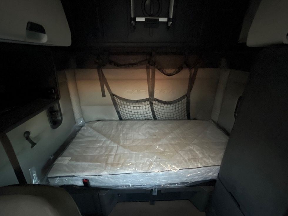 Sleeper Tractor-Heavy Duty Tractors-Freightliner-2020-T12664ST-Phoenix-AZ-643,915\n\t\tmiles-$ 57,000 - Image 16