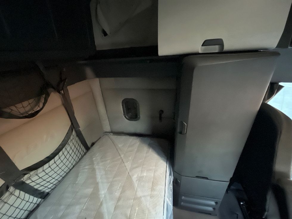 Sleeper Tractor-Heavy Duty Tractors-Freightliner-2020-T12664ST-Phoenix-AZ-643,915\n\t\tmiles-$ 57,000 - Image 18