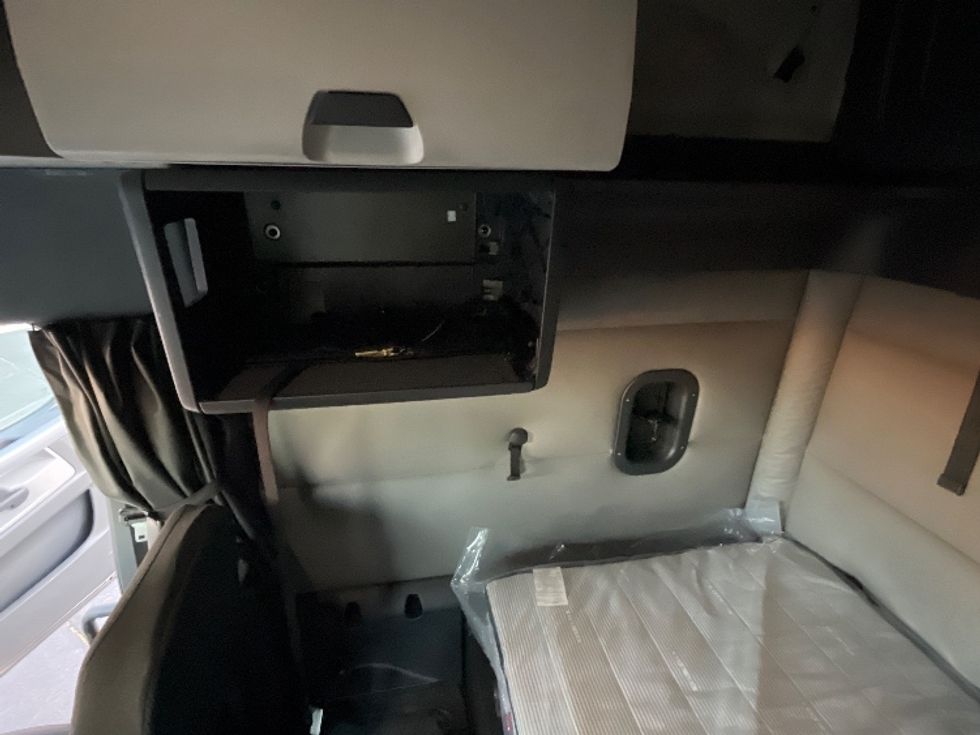 Sleeper Tractor-Heavy Duty Tractors-Freightliner-2020-T12664ST-Phoenix-AZ-643,915\n\t\tmiles-$ 57,000 - Image 19