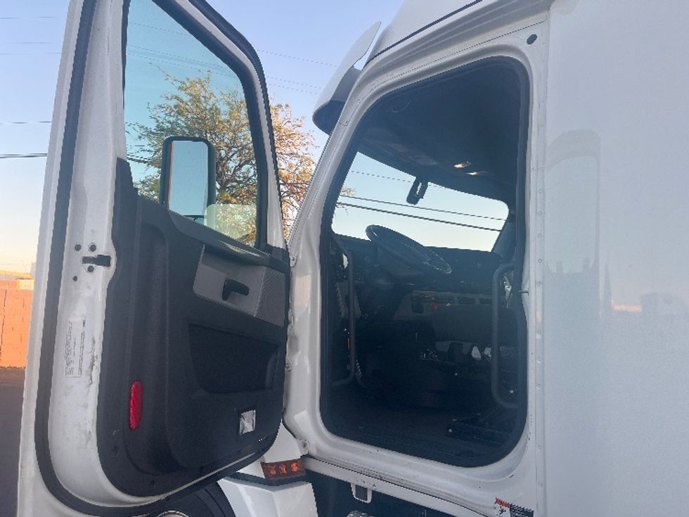 Sleeper Tractor-Heavy Duty Tractors-Freightliner-2020-T12664ST-Phoenix-AZ-643,915\n\t\tmiles-$ 57,000 - Image 9