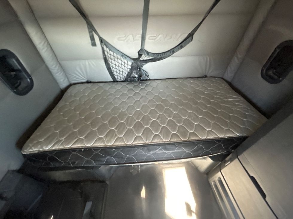 Sleeper Tractor-Heavy Duty Tractors-Freightliner-2020-T12664ST-Phoenix-AZ-654,254\n\t\tmiles-$ 54,500 - Image 17