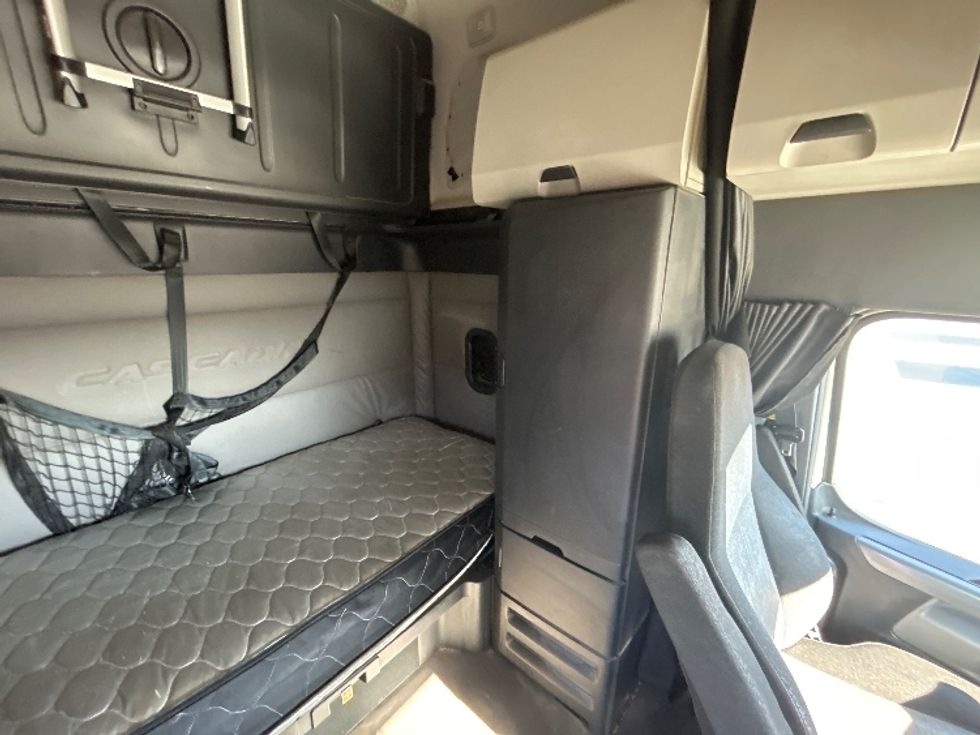 Sleeper Tractor-Heavy Duty Tractors-Freightliner-2020-T12664ST-Phoenix-AZ-654,254\n\t\tmiles-$ 54,500 - Image 18
