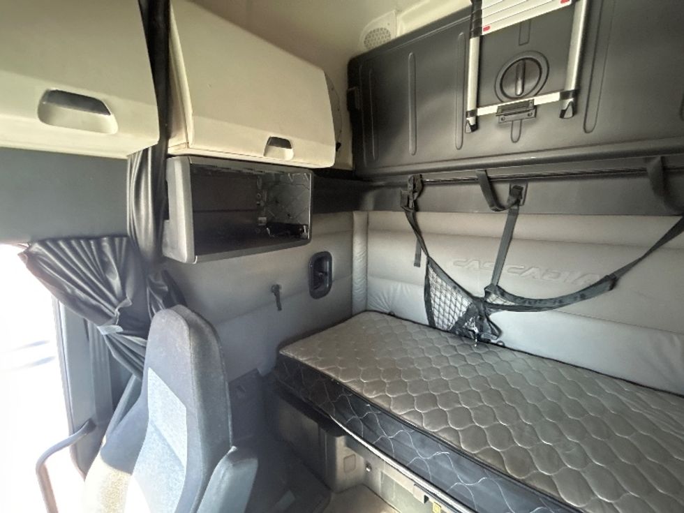 Sleeper Tractor-Heavy Duty Tractors-Freightliner-2020-T12664ST-Phoenix-AZ-654,254\n\t\tmiles-$ 54,500 - Image 19