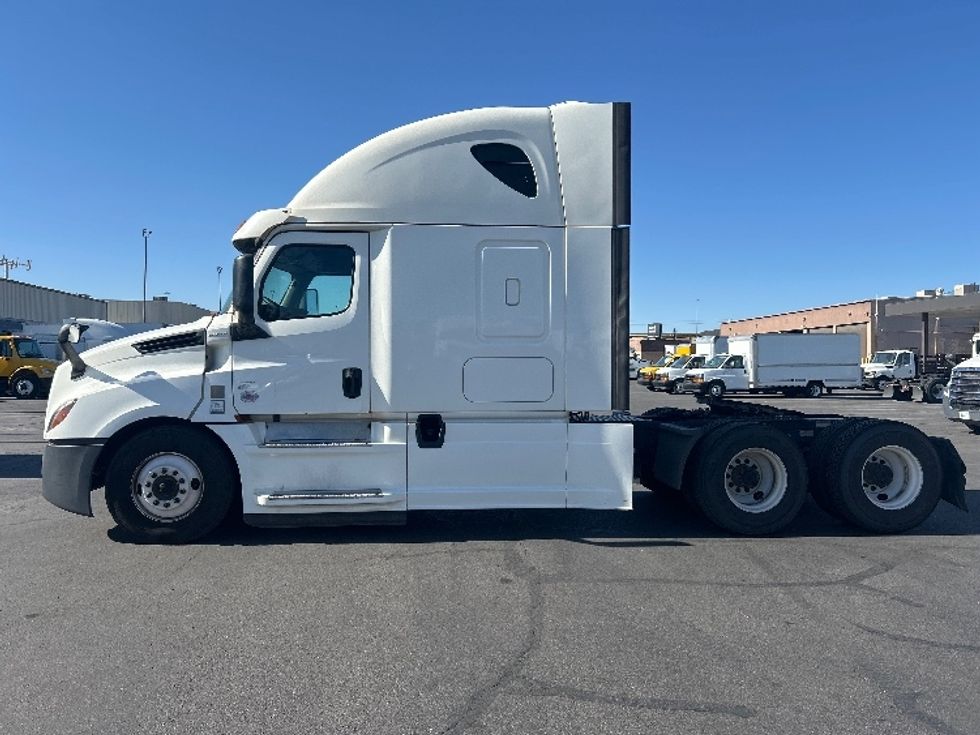 Sleeper Tractor-Heavy Duty Tractors-Freightliner-2020-T12664ST-Phoenix-AZ-654,254\n\t\tmiles-$ 54,500 - Image 4