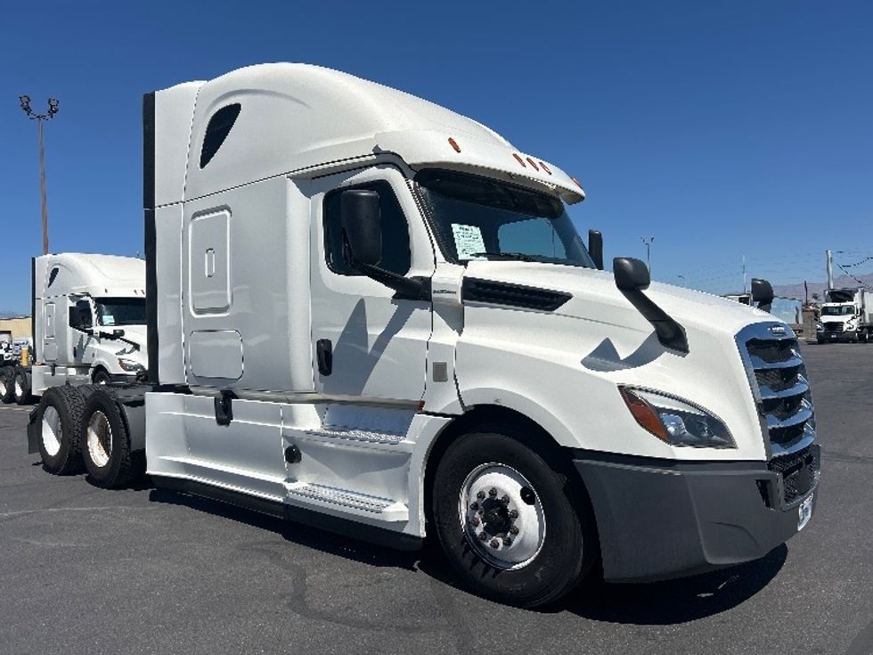 Sleeper Tractor-Heavy Duty Tractors-Freightliner-2020-T12664ST-Phoenix-AZ-676,204\n\t\tmiles-$ 52,750 - Image 1