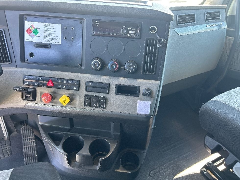 Sleeper Tractor-Heavy Duty Tractors-Freightliner-2020-T12664ST-Phoenix-AZ-676,204\n\t\tmiles-$ 52,750 - Image 12
