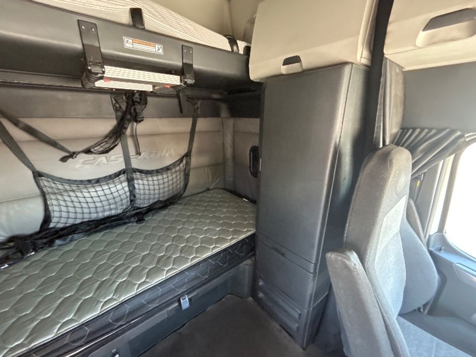 Sleeper Tractor-Heavy Duty Tractors-Freightliner-2020-T12664ST-Phoenix-AZ-676,204\n\t\tmiles-$ 52,750 - Image 18