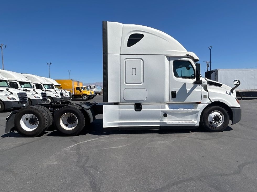 Sleeper Tractor-Heavy Duty Tractors-Freightliner-2020-T12664ST-Phoenix-AZ-676,204\n\t\tmiles-$ 52,750 - Image 8