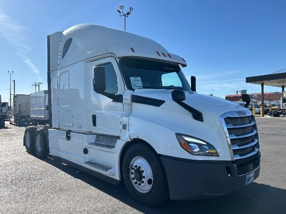 Sleeper Tractor-Heavy Duty Tractors-Freightliner-2020-T12664ST-Phoenix-AZ-679,345\n\t\tmiles-$ 52,500 - Image 1