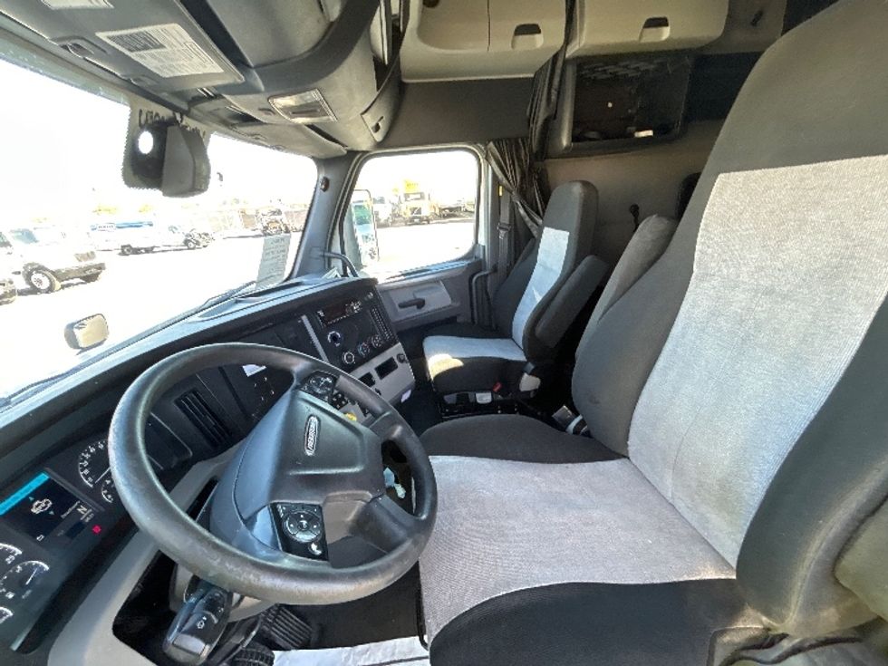 Sleeper Tractor-Heavy Duty Tractors-Freightliner-2020-T12664ST-Phoenix-AZ-679,345\n\t\tmiles-$ 52,500 - Image 10