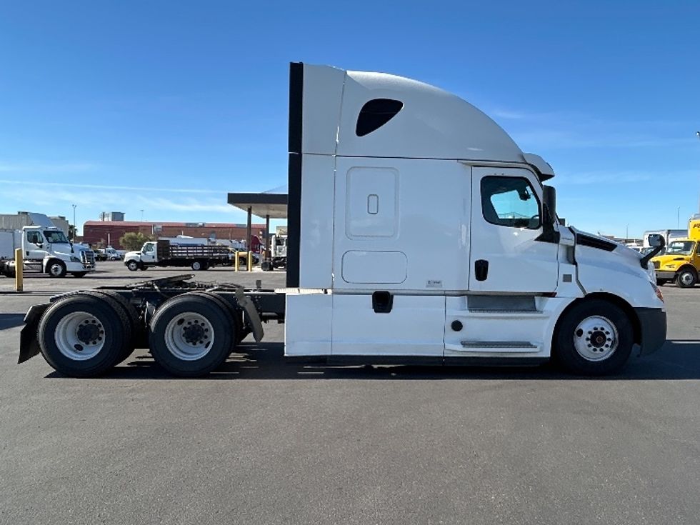 Sleeper Tractor-Heavy Duty Tractors-Freightliner-2020-T12664ST-Phoenix-AZ-679,345\n\t\tmiles-$ 52,500 - Image 8