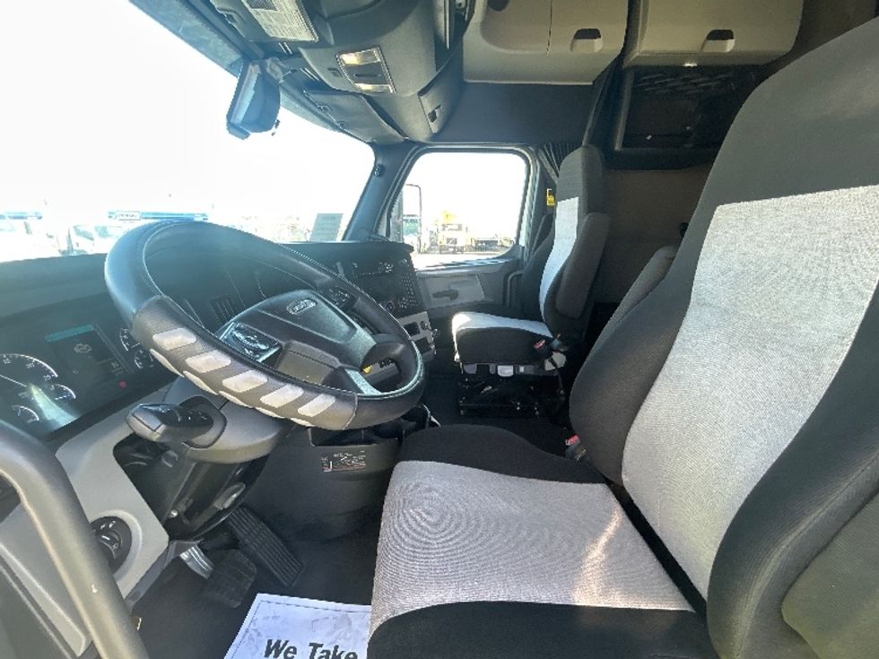 Sleeper Tractor-Heavy Duty Tractors-Freightliner-2020-T12664ST-Phoenix-AZ-702,985\n\t\tmiles-$ 50,500 - Image 10