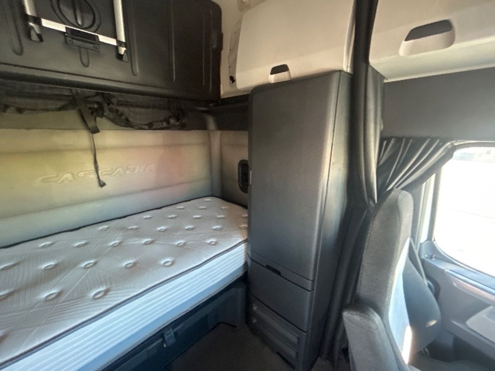 Sleeper Tractor-Heavy Duty Tractors-Freightliner-2020-T12664ST-Phoenix-AZ-702,985\n\t\tmiles-$ 50,500 - Image 18