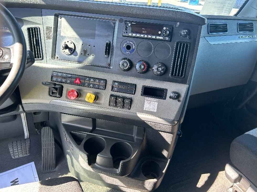 Sleeper Tractor-Heavy Duty Tractors-Freightliner-2020-T12664ST-Phoenix-AZ-731,251\n\t\tmiles-$ 48,250 - Image 12