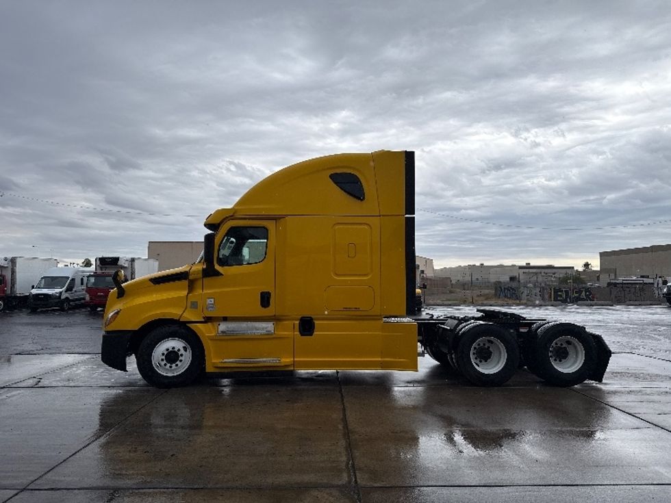 Sleeper Tractor-Heavy Duty Tractors-Freightliner-2020-T12664ST-Phoenix-AZ-761,497\n\t\tmiles-$ 43,750 - Image 4