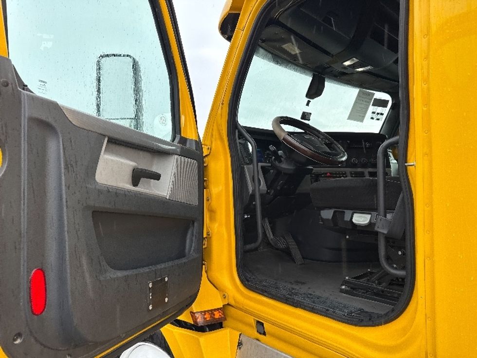 Sleeper Tractor-Heavy Duty Tractors-Freightliner-2020-T12664ST-Phoenix-AZ-761,497\n\t\tmiles-$ 43,750 - Image 9