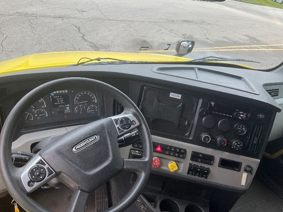 Sleeper Tractor-Heavy Duty Tractors-Freightliner-2020-T12664ST-Piqua-OH-404,836\n\t\tmiles-$ 63,250 - Image 11
