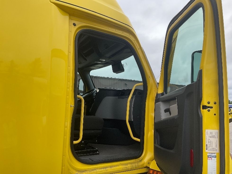 Sleeper Tractor-Heavy Duty Tractors-Freightliner-2020-T12664ST-Piqua-OH-404,836\n\t\tmiles-$ 63,250 - Image 13