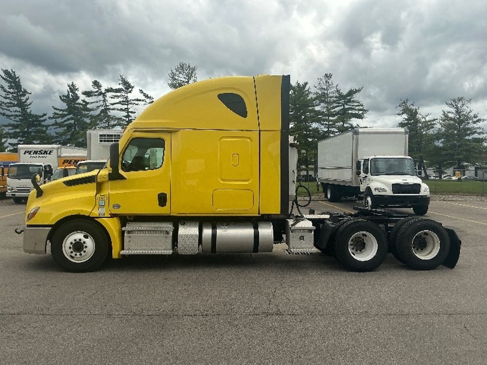 Sleeper Tractor-Heavy Duty Tractors-Freightliner-2020-T12664ST-Piqua-OH-404,836\n\t\tmiles-$ 63,250 - Image 4