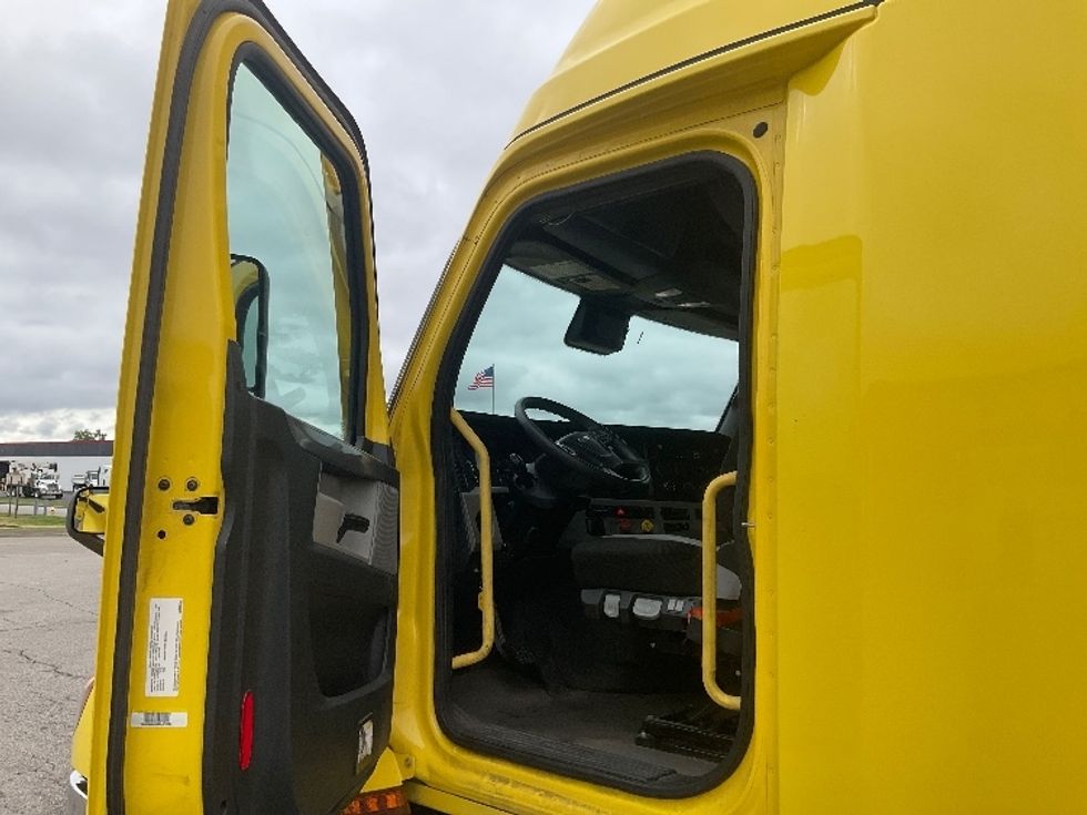 Sleeper Tractor-Heavy Duty Tractors-Freightliner-2020-T12664ST-Piqua-OH-404,836\n\t\tmiles-$ 63,250 - Image 9