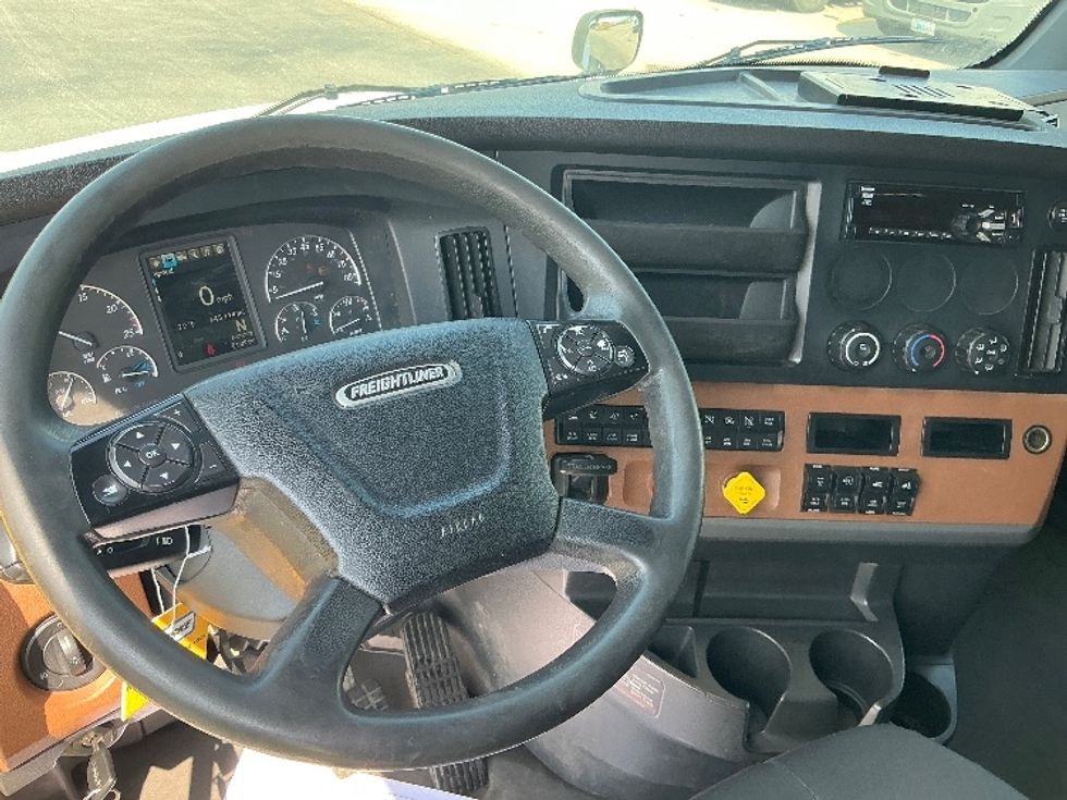 Sleeper Tractor-Heavy Duty Tractors-Freightliner-2020-T12664ST-Piqua-OH-743,109\n\t\tmiles-$ 40,000 - Image 10
