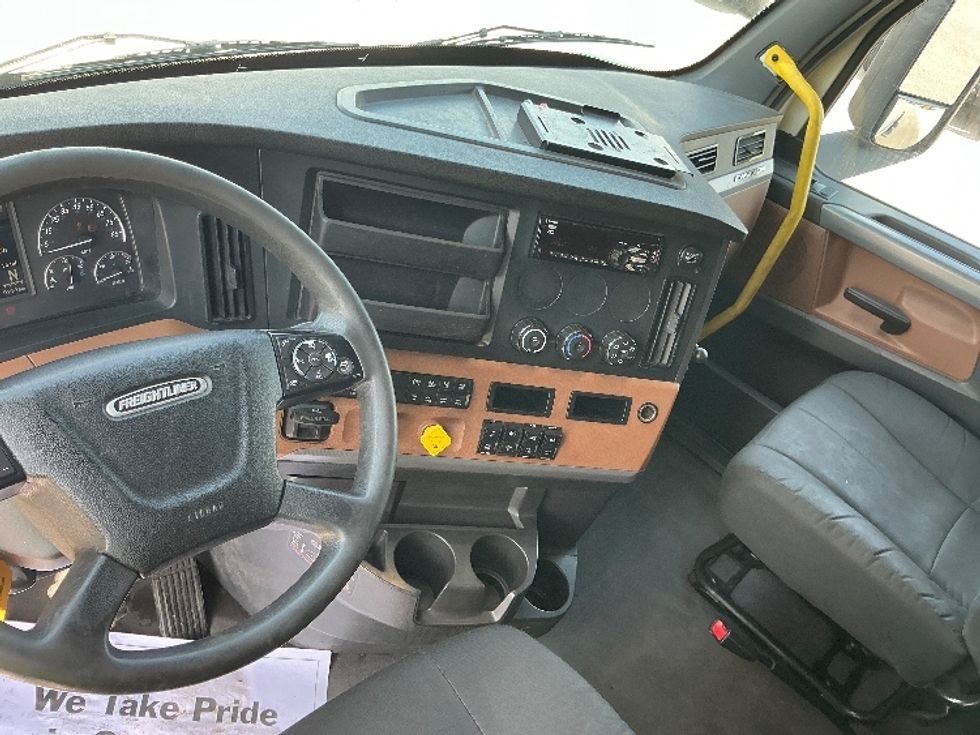 Sleeper Tractor-Heavy Duty Tractors-Freightliner-2020-T12664ST-Piqua-OH-743,109\n\t\tmiles-$ 40,000 - Image 11
