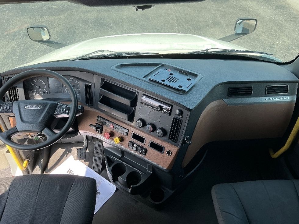 Sleeper Tractor-Heavy Duty Tractors-Freightliner-2020-T12664ST-Piqua-OH-743,109\n\t\tmiles-$ 40,000 - Image 12