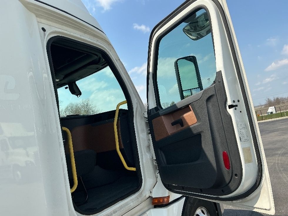 Sleeper Tractor-Heavy Duty Tractors-Freightliner-2020-T12664ST-Piqua-OH-743,109\n\t\tmiles-$ 40,000 - Image 13