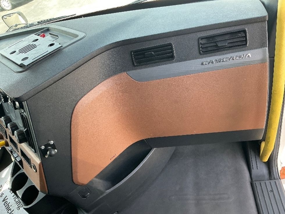 Sleeper Tractor-Heavy Duty Tractors-Freightliner-2020-T12664ST-Piqua-OH-743,109\n\t\tmiles-$ 40,000 - Image 14