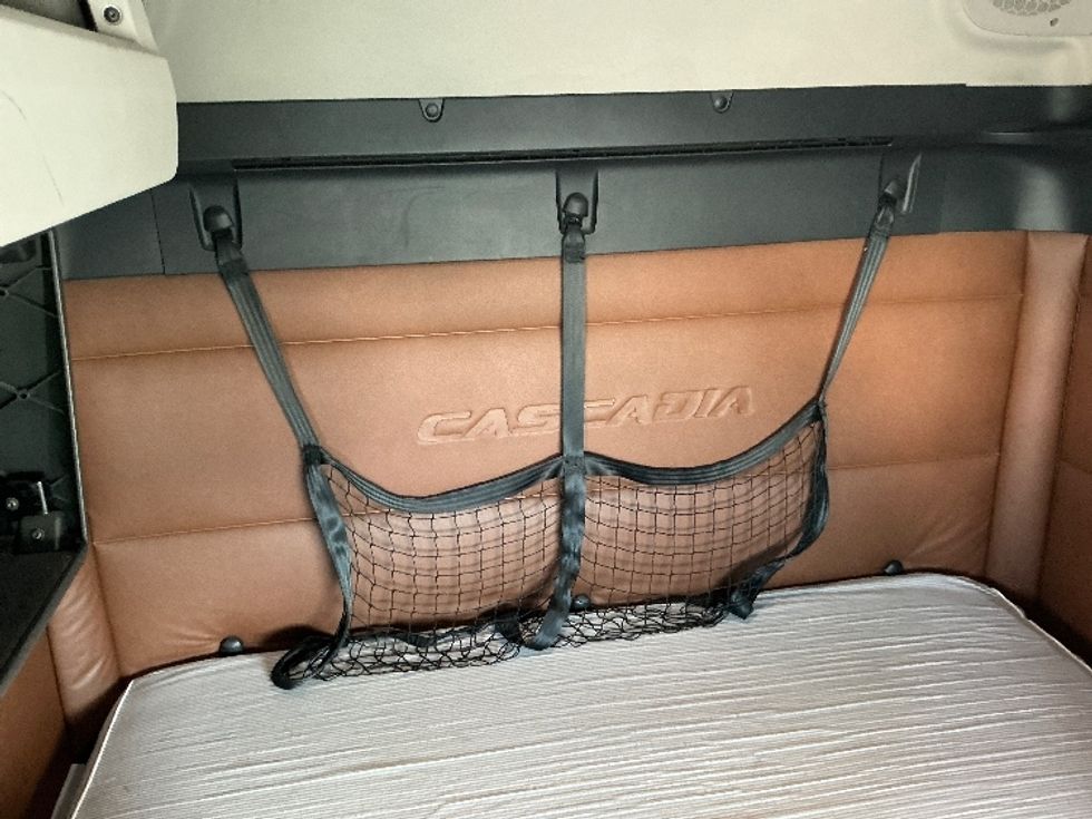 Sleeper Tractor-Heavy Duty Tractors-Freightliner-2020-T12664ST-Piqua-OH-743,109\n\t\tmiles-$ 40,000 - Image 16