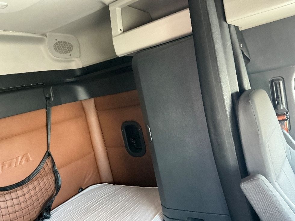 Sleeper Tractor-Heavy Duty Tractors-Freightliner-2020-T12664ST-Piqua-OH-743,109\n\t\tmiles-$ 40,000 - Image 18