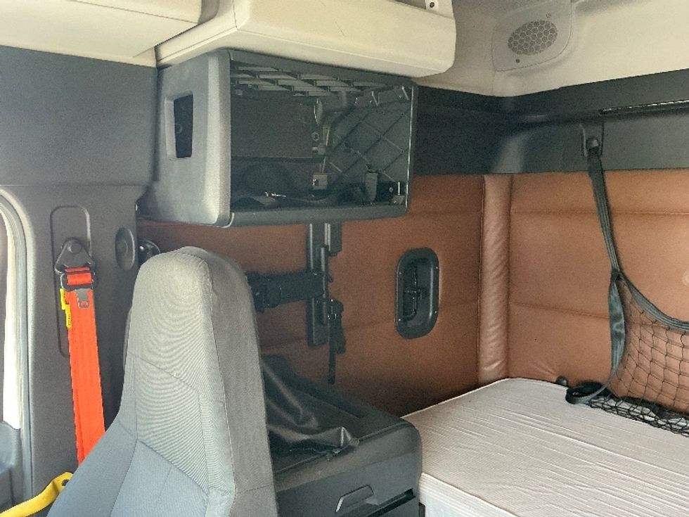 Sleeper Tractor-Heavy Duty Tractors-Freightliner-2020-T12664ST-Piqua-OH-743,109\n\t\tmiles-$ 40,000 - Image 19