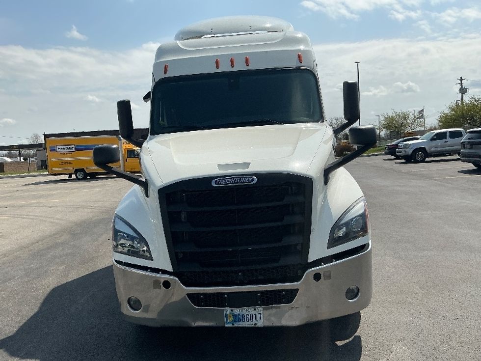 Sleeper Tractor-Heavy Duty Tractors-Freightliner-2020-T12664ST-Piqua-OH-743,109\n\t\tmiles-$ 40,000 - Image 2