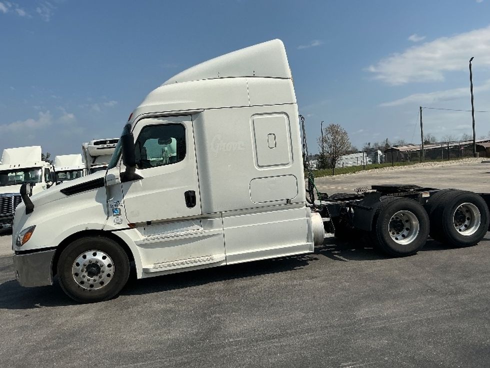 Sleeper Tractor-Heavy Duty Tractors-Freightliner-2020-T12664ST-Piqua-OH-743,109\n\t\tmiles-$ 40,000 - Image 4