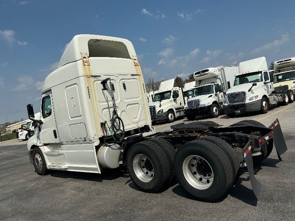 Sleeper Tractor-Heavy Duty Tractors-Freightliner-2020-T12664ST-Piqua-OH-743,109\n\t\tmiles-$ 40,000 - Image 5