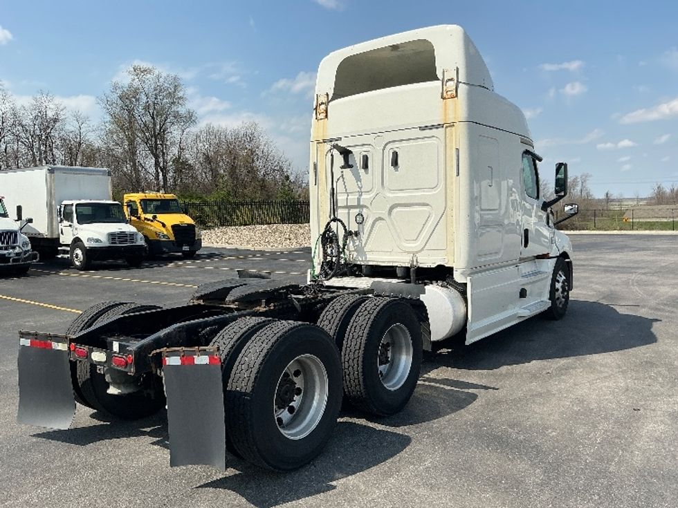Sleeper Tractor-Heavy Duty Tractors-Freightliner-2020-T12664ST-Piqua-OH-743,109\n\t\tmiles-$ 40,000 - Image 7