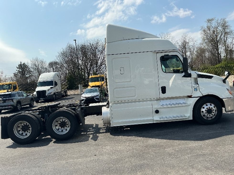 Sleeper Tractor-Heavy Duty Tractors-Freightliner-2020-T12664ST-Piqua-OH-743,109\n\t\tmiles-$ 40,000 - Image 8
