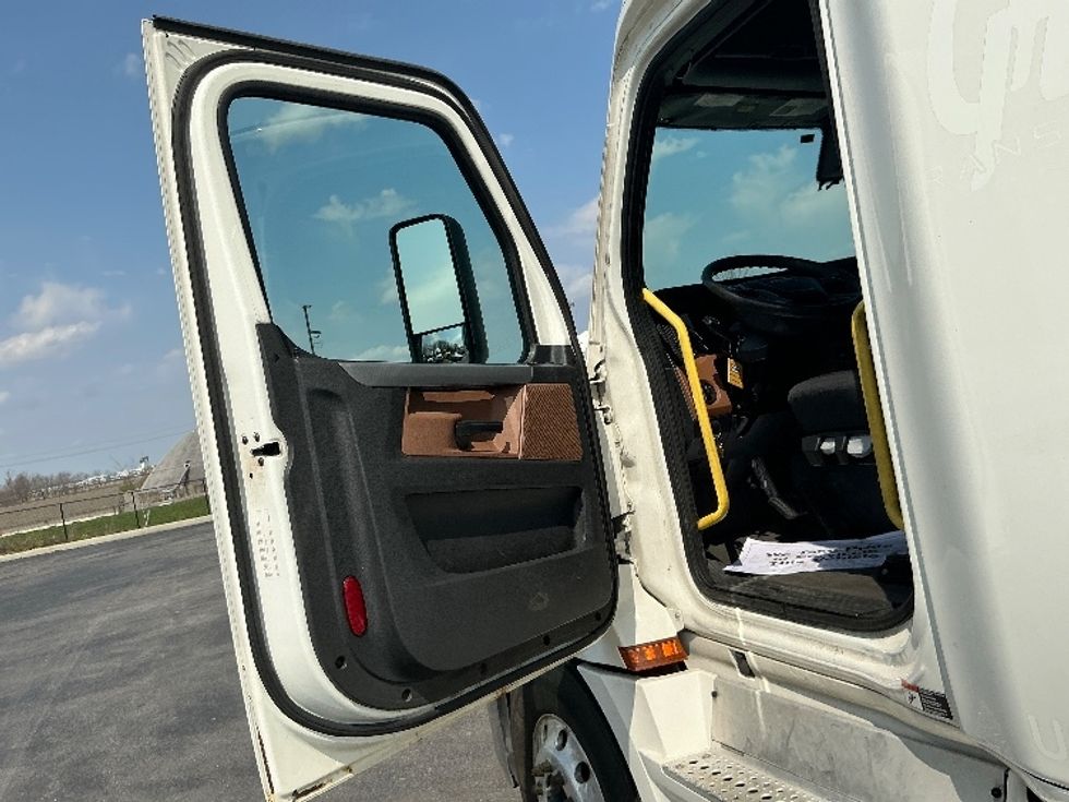 Sleeper Tractor-Heavy Duty Tractors-Freightliner-2020-T12664ST-Piqua-OH-743,109\n\t\tmiles-$ 40,000 - Image 9