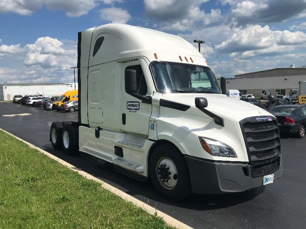 Sleeper Tractor-Heavy Duty Tractors-Freightliner-2020-T12664ST-Pompano Beach-FL-482,188\n\t\tmiles-$ 63,250 - Image 1