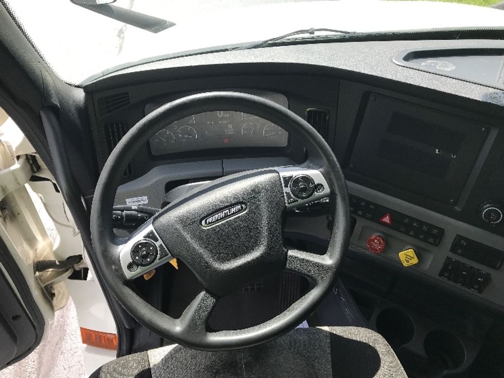 Sleeper Tractor-Heavy Duty Tractors-Freightliner-2020-T12664ST-Pompano Beach-FL-482,188\n\t\tmiles-$ 63,250 - Image 11