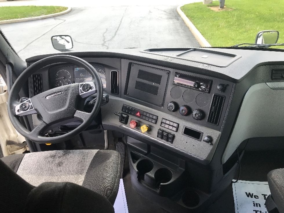 Sleeper Tractor-Heavy Duty Tractors-Freightliner-2020-T12664ST-Pompano Beach-FL-482,188\n\t\tmiles-$ 63,250 - Image 12