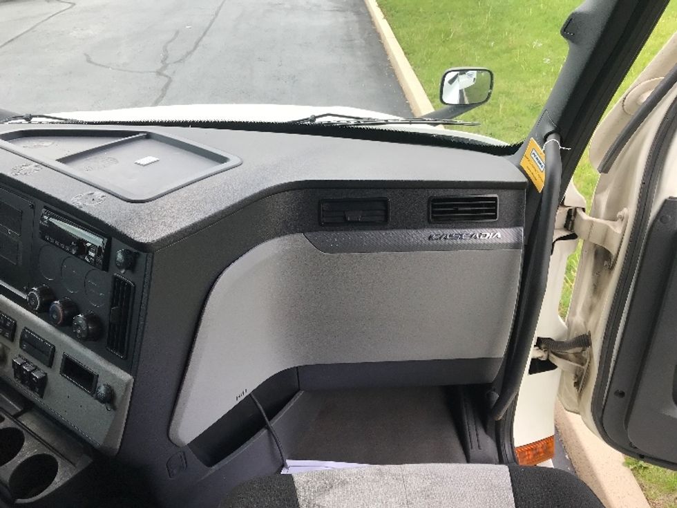 Sleeper Tractor-Heavy Duty Tractors-Freightliner-2020-T12664ST-Pompano Beach-FL-482,188\n\t\tmiles-$ 63,250 - Image 14