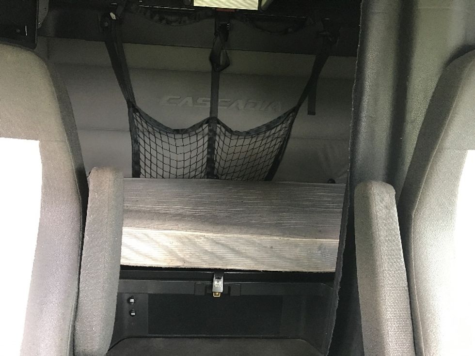 Sleeper Tractor-Heavy Duty Tractors-Freightliner-2020-T12664ST-Pompano Beach-FL-482,188\n\t\tmiles-$ 63,250 - Image 16