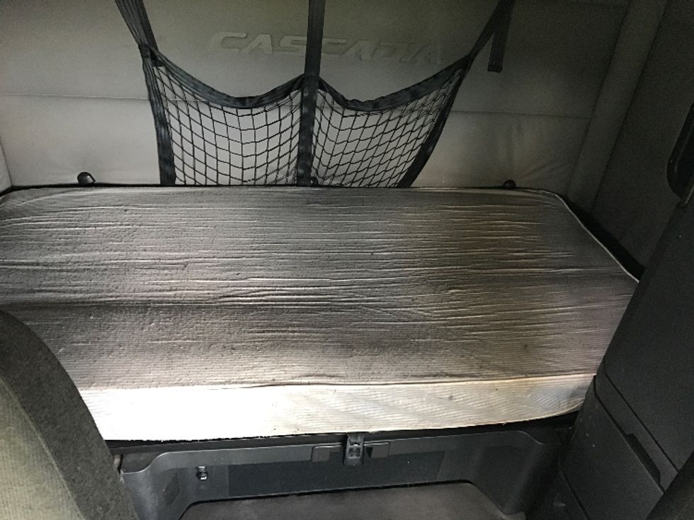 Sleeper Tractor-Heavy Duty Tractors-Freightliner-2020-T12664ST-Pompano Beach-FL-482,188\n\t\tmiles-$ 63,250 - Image 17