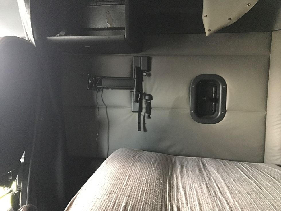 Sleeper Tractor-Heavy Duty Tractors-Freightliner-2020-T12664ST-Pompano Beach-FL-482,188\n\t\tmiles-$ 63,250 - Image 19