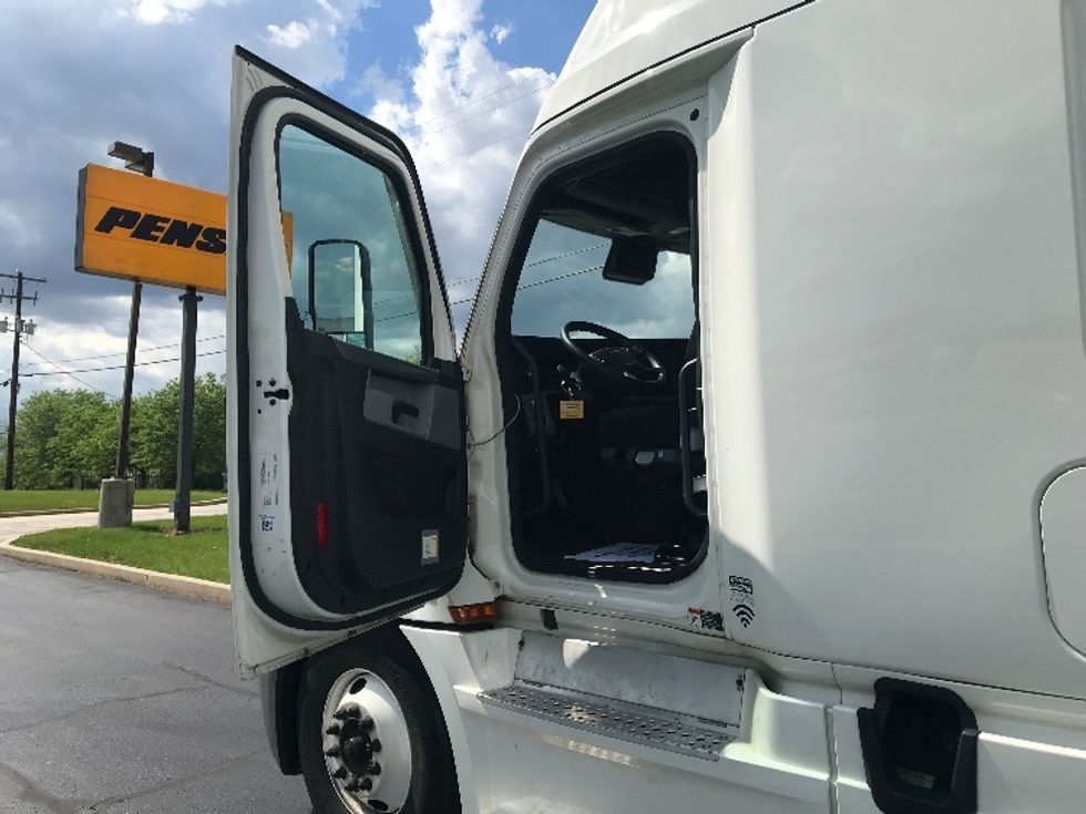 Sleeper Tractor-Heavy Duty Tractors-Freightliner-2020-T12664ST-Pompano Beach-FL-482,188\n\t\tmiles-$ 63,250 - Image 9