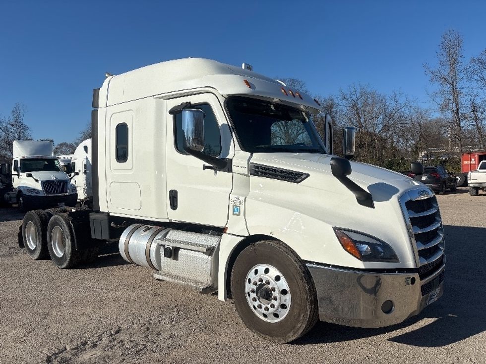 Sleeper Tractor-Heavy Duty Tractors-Freightliner-2020-T12664ST-Poplar Bluff-MO-316,633\n\t\tmiles-$ 73,500 - Image 1