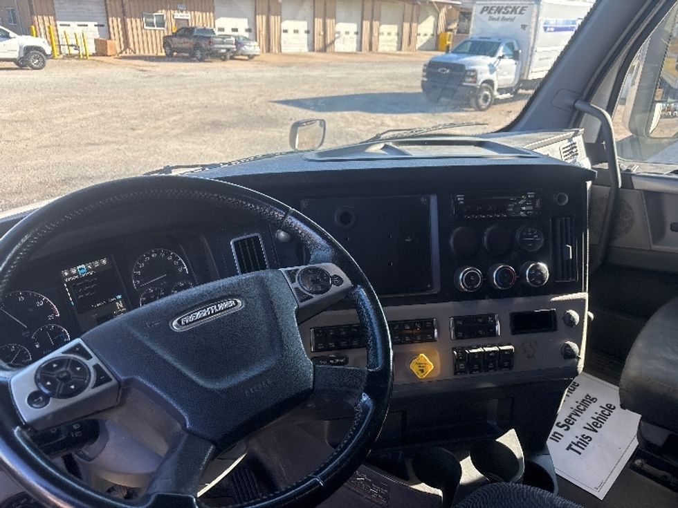 Sleeper Tractor-Heavy Duty Tractors-Freightliner-2020-T12664ST-Poplar Bluff-MO-316,633\n\t\tmiles-$ 73,500 - Image 10